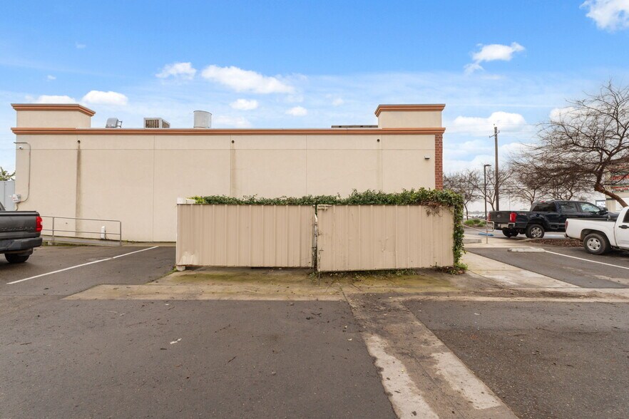 More Photos Of 1377 W El Monte Way, Dinuba Restaurant For Lease