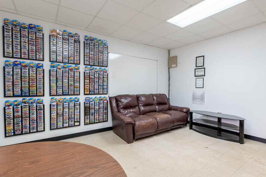 More Photos Of 70 N Gwinnett St, Buford Showroom For Sale