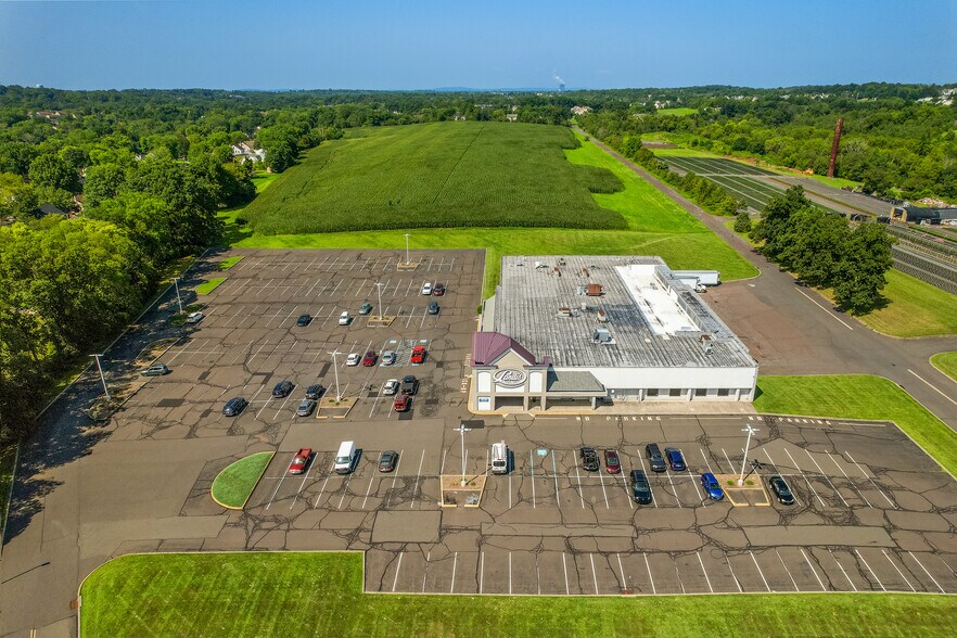 More Photos Of 841 Gravel Pike, Collegeville Supermarket For Lease