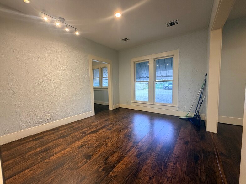 More Photos Of 415 W Goodwin St, Pleasanton Storefront Retail Office For Lease