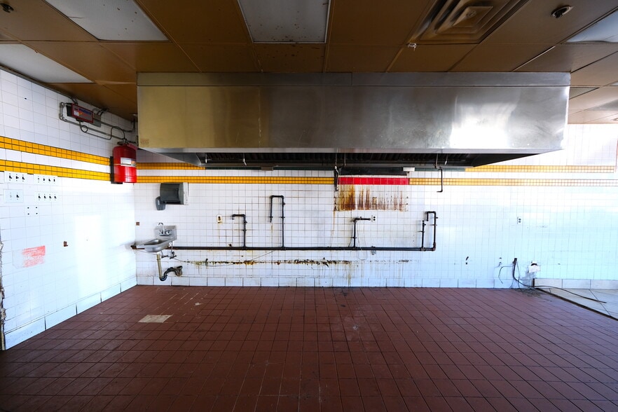 More Photos Of 191-219 Mineola Ave, Roslyn Heights Unknown For Lease