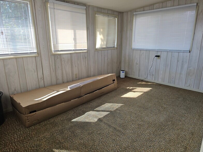 More Photos Of 6836 Palm Ave, Highland Office For Sale