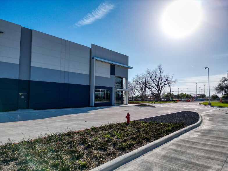 More Photos Of 701 North Red Bud Lane, Round Rock Unknown For Lease