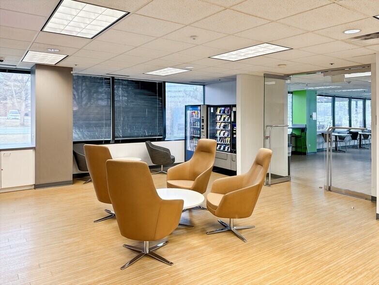 More Photos Of 1431 Opus Pl, Downers Grove Coworking Space