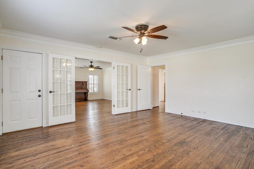 More Photos Of 113 N Tarrant St, Crowley Office For Sale