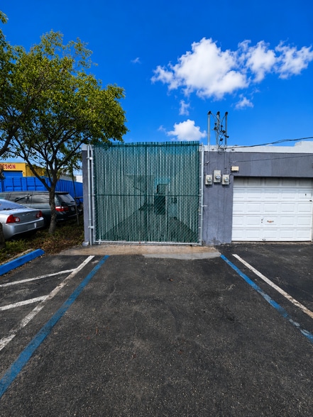More Photos Of 221-225 N Dixie Hwy, Hallandale Beach Auto Repair For Lease