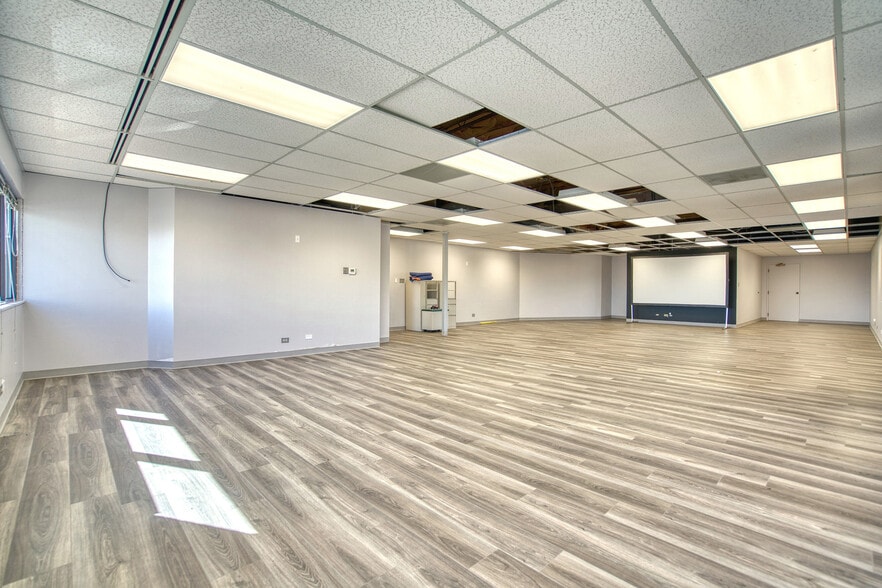 More Photos Of 833 Main St, Louisville Bank For Sale