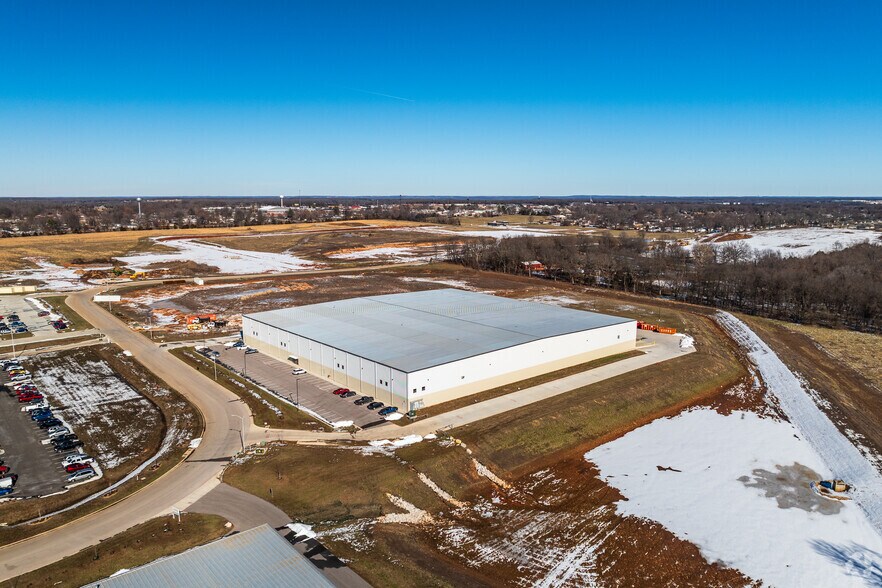 More Photos Of 802 Lillian, Strafford Warehouse For Lease