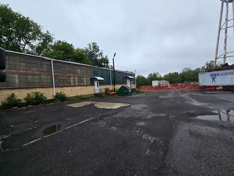 More Photos Of 2 Whitehead rd, Hamilton Warehouse For Lease