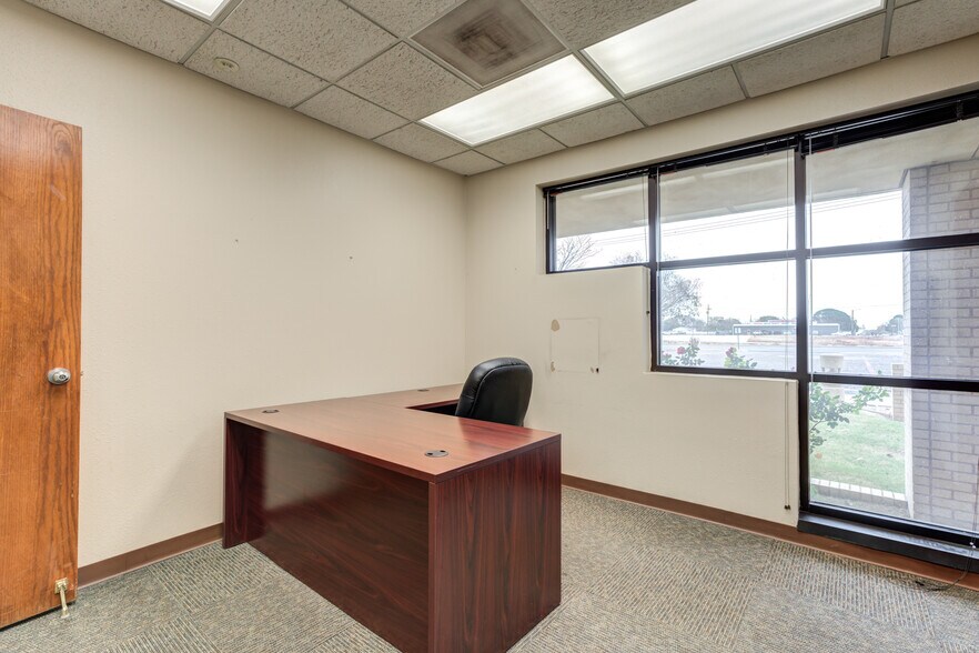 More Photos Of 3802-3806 Interstate 27, Lubbock Office For Sale
