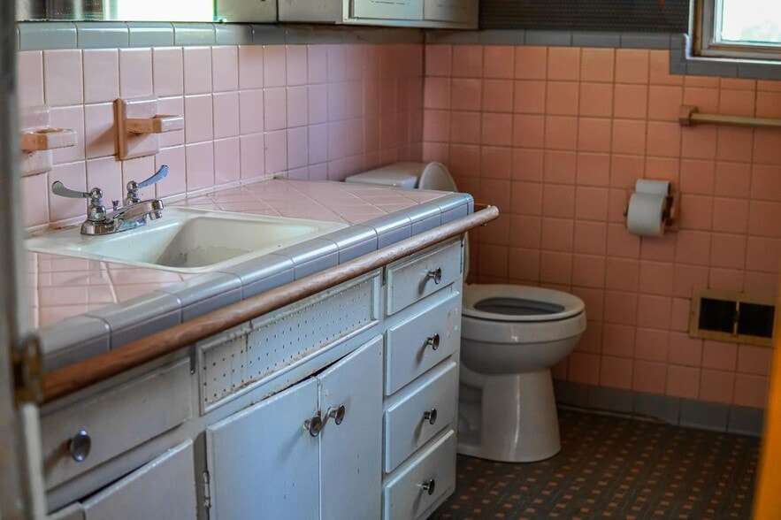 More Photos Of 4924 Freedom Dr, Charlotte Flex For Sale