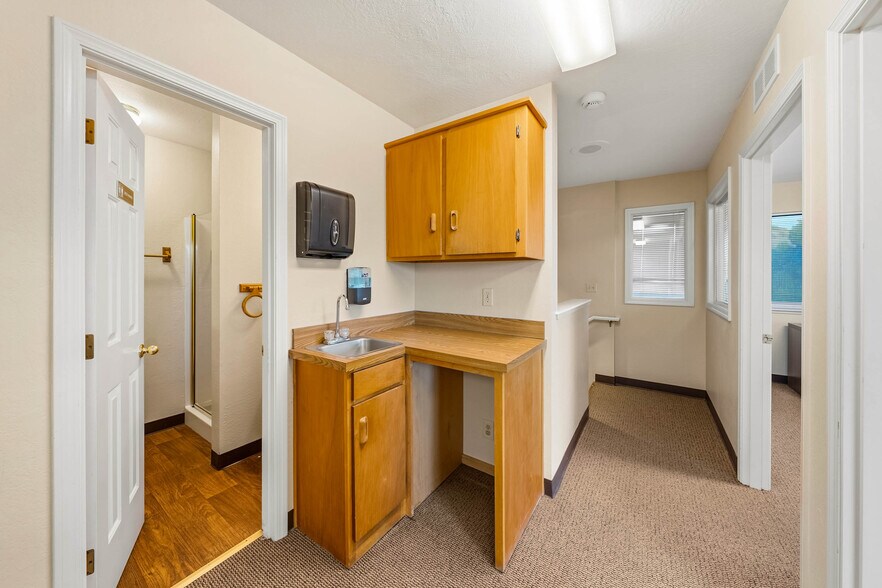 More Photos Of 735 SE 7th St, Grants Pass Office For Sale