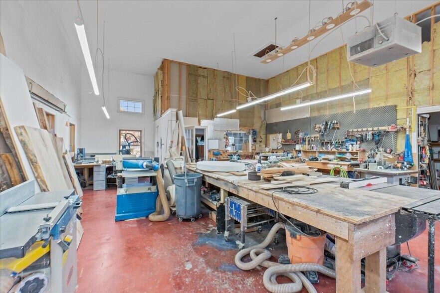 More Photos Of 13 N Main St, East Hampton Showroom For Sale