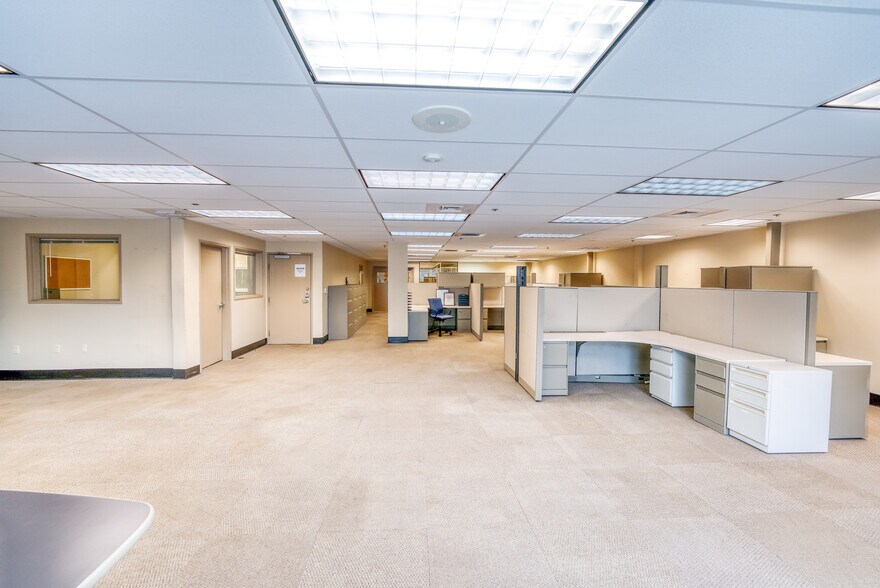 More Photos Of 4867 Colt St, Ventura Manufacturing For Lease
