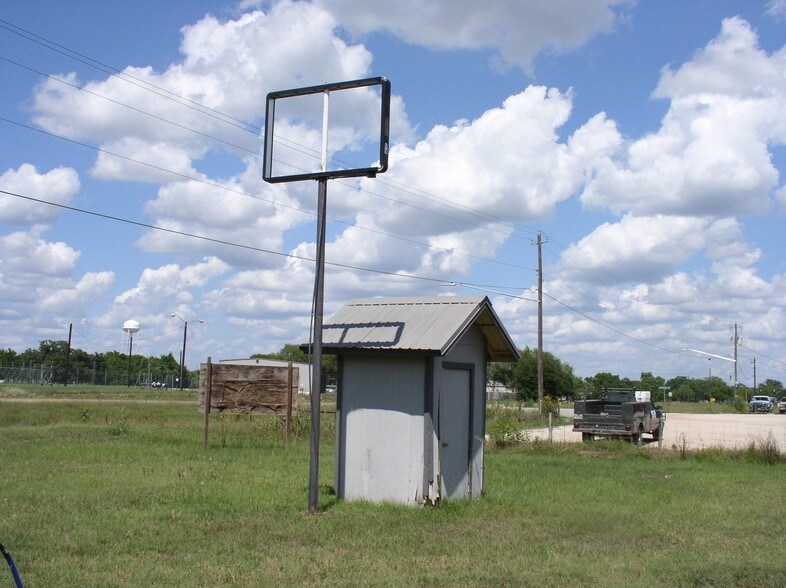 More Photos Of 1009 W Heaton St, Cuero Office For Sale