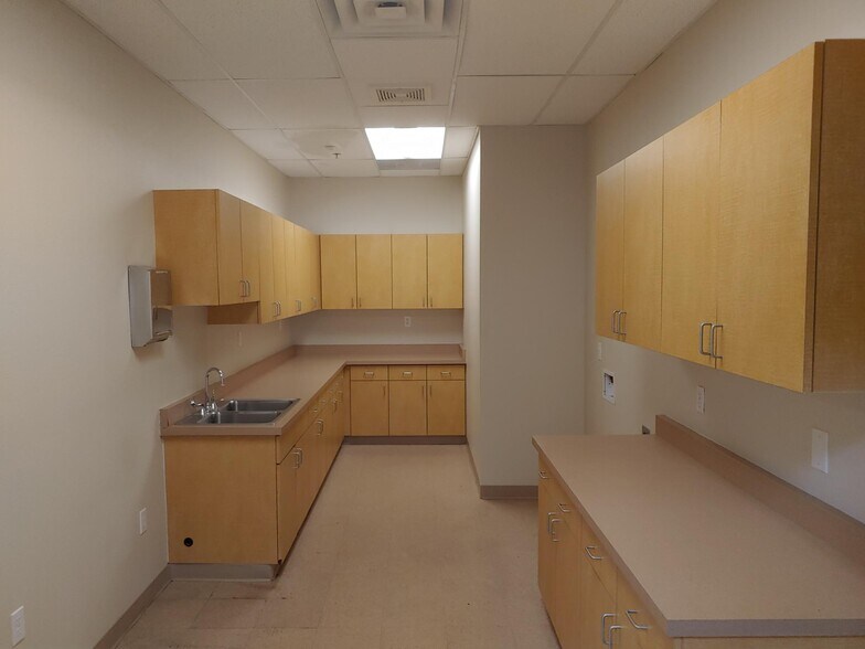 More Photos Of 17431 N 71st Dr, Glendale Medical For Lease