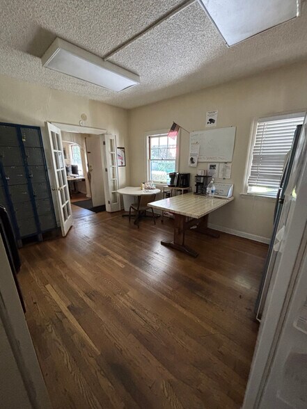 More Photos Of 2025 N Broadway, Santa Ana Office Residential For Lease