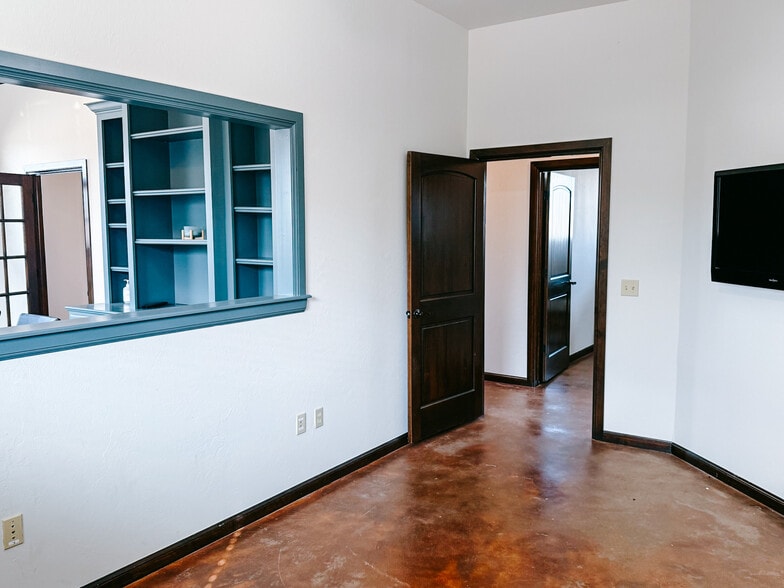 More Photos Of 604 W 18th St, Edmond Office For Lease