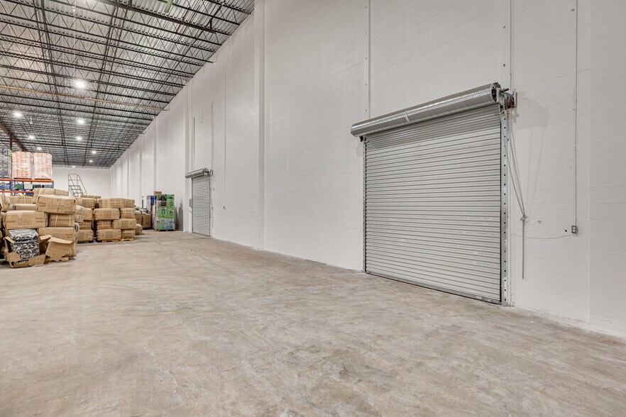 More Photos Of 5520 E Giddens Ave, Tampa Warehouse For Lease