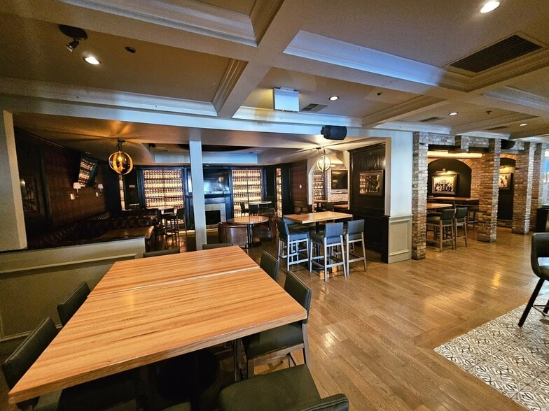 More Photos Of 1525 N Wells St, Chicago Storefront For Lease