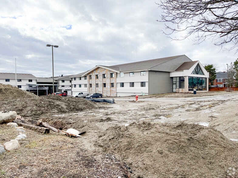 More Photos Of 31525 W 12 Mile Rd, Farmington Hills Hotel For Sale