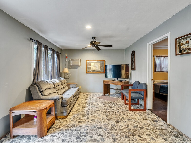 More Photos Of 280 Broken Arrow Marina, Livingston Hotel For Sale