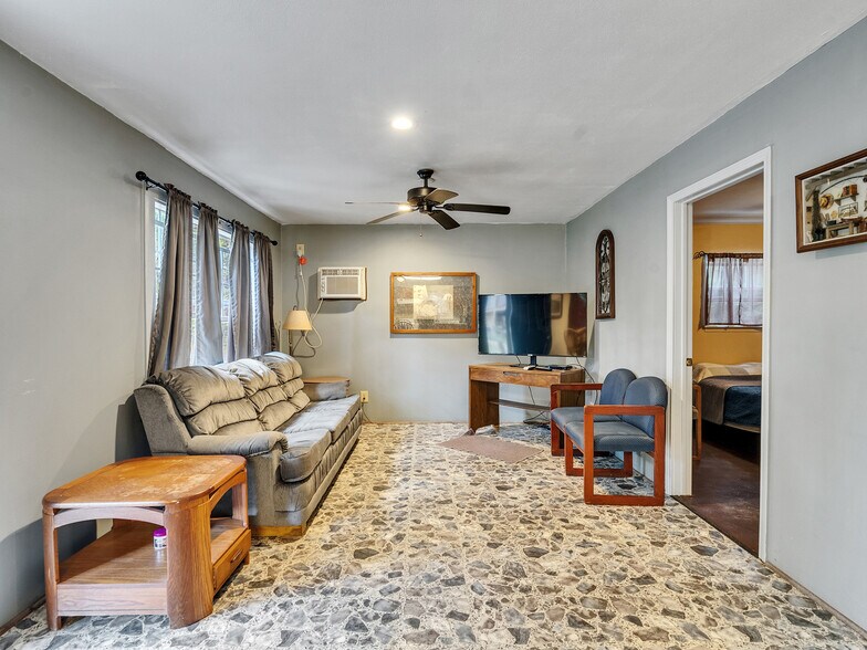 More Photos Of 280 Broken Arrow Marina, Livingston Hotel For Sale