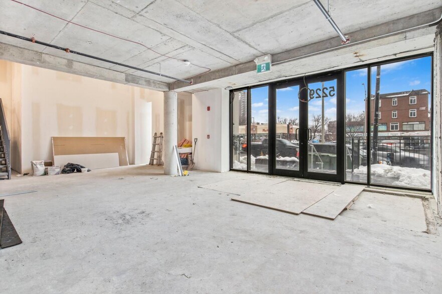 More Photos Of 5229 Boul Décarie, Montréal Storefront Retail Office For Sale