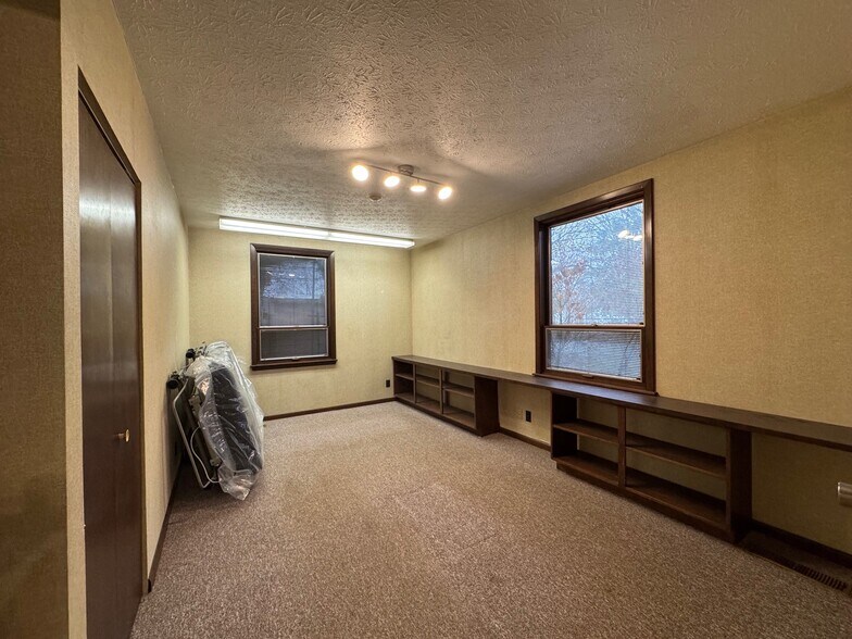 More Photos Of 26025 Broadway Ave, Bedford Office For Sale