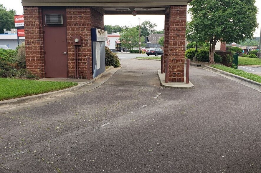 More Photos Of 3484 Robinhood Rd, Winston-Salem Freestanding For Sale