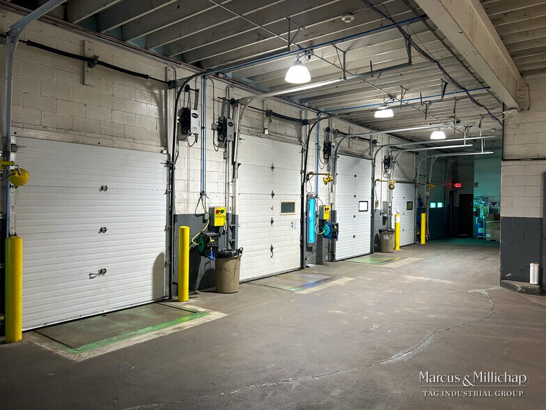 More Photos Of 1132 Lincoln St, Green Bay Warehouse For Sale