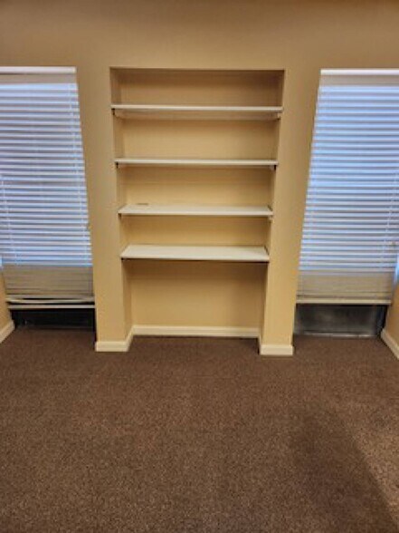 More Photos Of 502 Twin Bridges Rd, Alexandria Self Storage For Lease