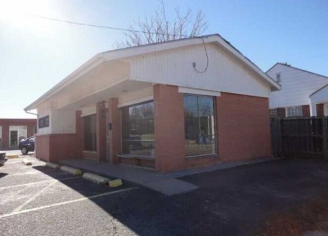 Primary Photo Of 403 S Hydraulic St, Wichita Freestanding For Sale
