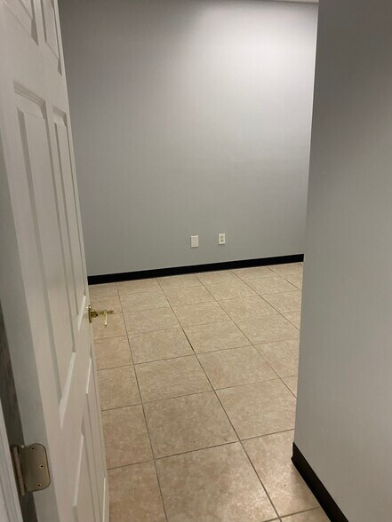 More Photos Of 10801 Sunset Plaza Cir, Fort Myers Showroom For Sale