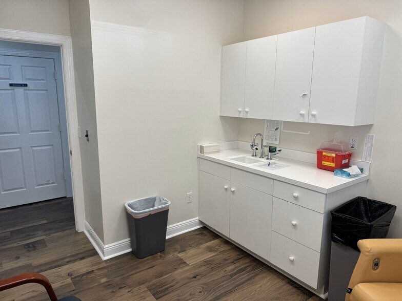 More Photos Of 1044 Goodlette-Frank Rd N, Naples Medical For Lease