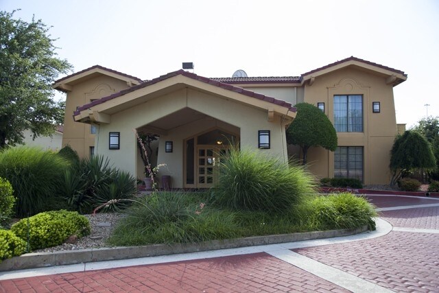 More Photos Of 5201 N State Line Ave, Texarkana Hotel For Sale