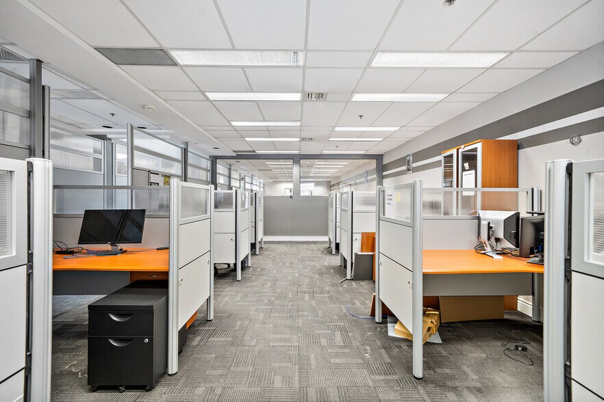 More Photos Of 5275-5285 Ch Queen-Mary, Montréal Office For Sale
