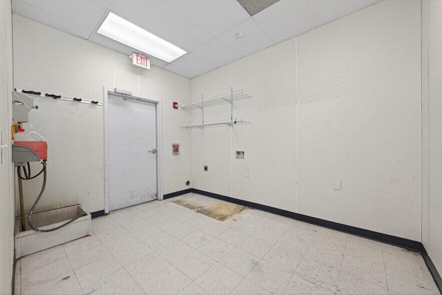 More Photos Of 8525 Queenston Blvd, Houston Freestanding For Sale