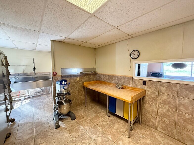 More Photos Of 903 15th St, Ozona General Retail For Sale