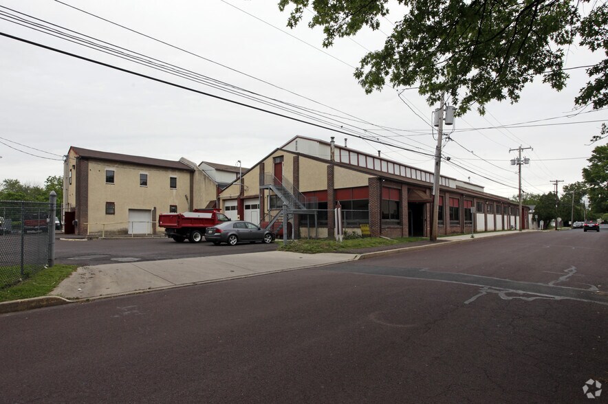 More Photos Of 400-420 Elm Ave, North Wales Warehouse For Lease