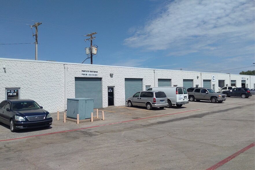 More Photos Of 2026 Pioneer Pky W, Arlington Showroom For Lease