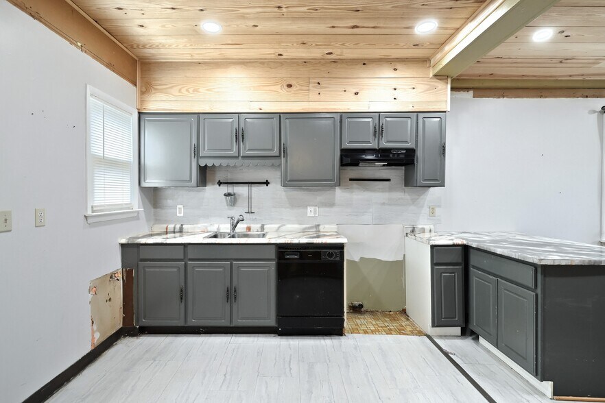 More Photos Of 550 S Main St, Shrewsbury Freestanding For Lease