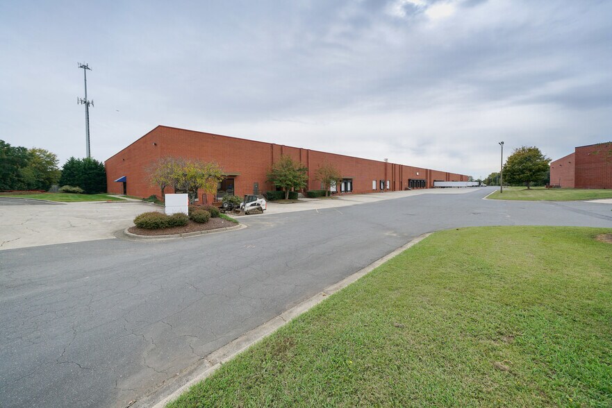More Photos Of 2101 Westinghouse Blvd, Charlotte Warehouse For Lease