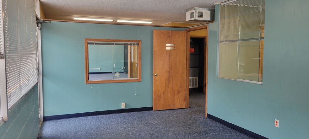 More Photos Of 1669 E Saint Louis St, Springfield Storefront Retail Office For Lease