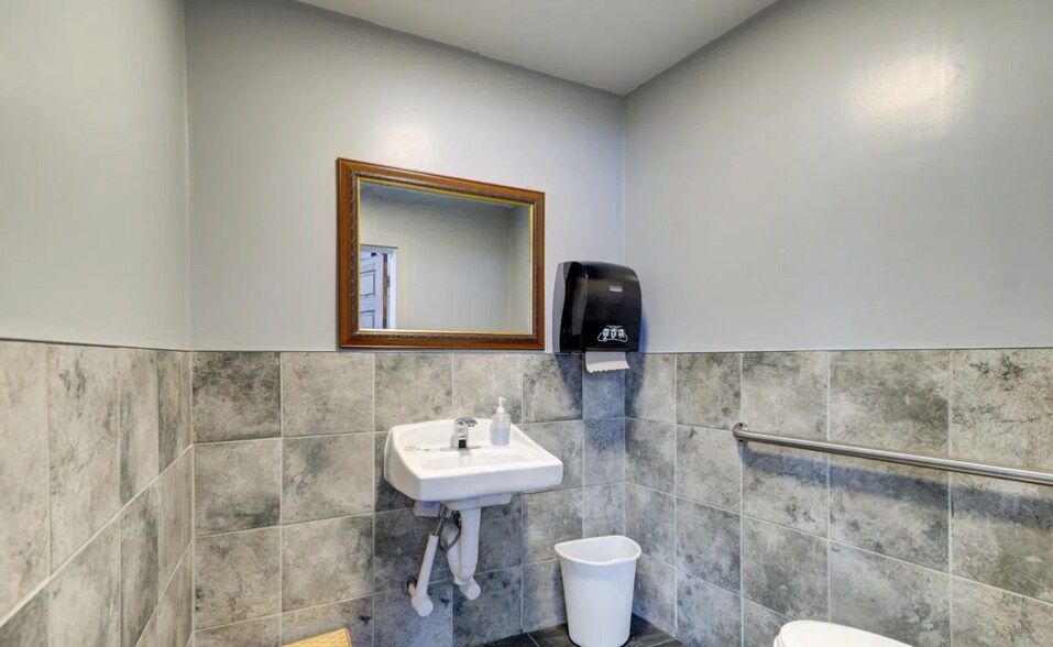 More Photos Of 511 N Perry St, Johnstown General Retail For Sale