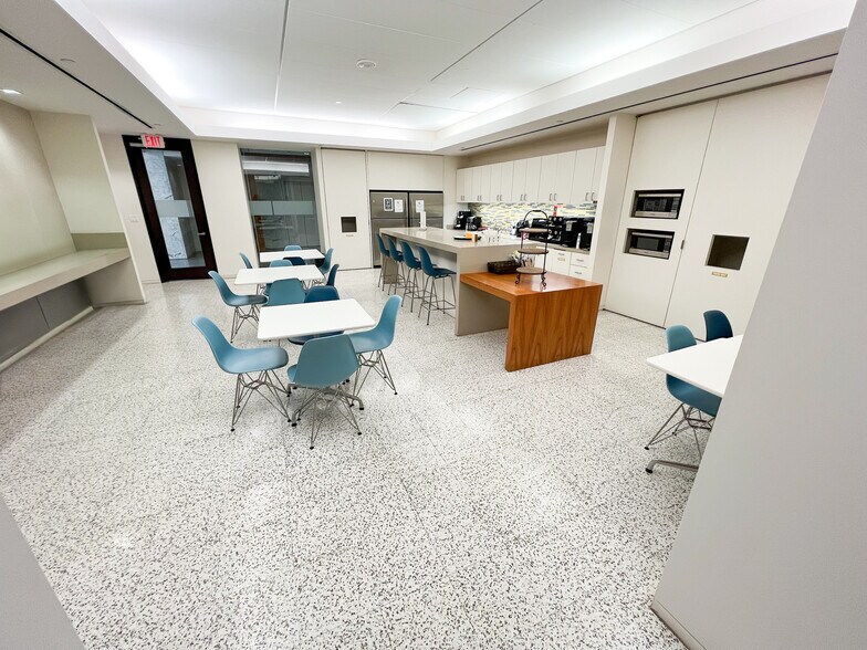 More Photos Of 303 Veterans Airpark Ln, Midland Office For Lease