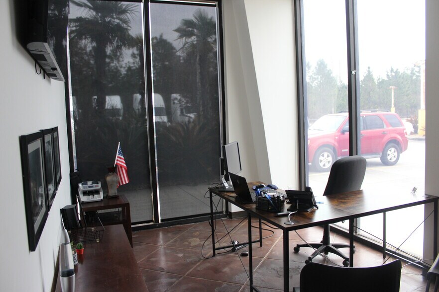 More Photos Of 9140 Canal Rd, Gulfport Light Distribution For Sale