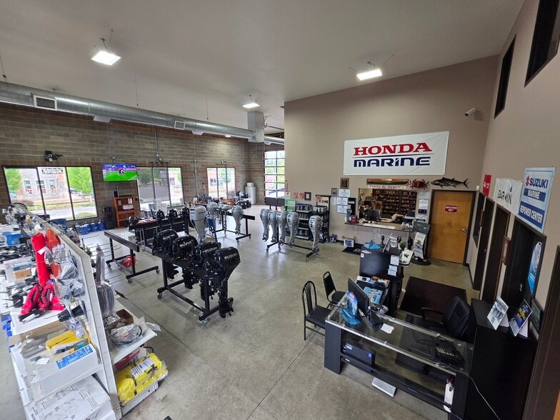 More Photos Of 13200-13210 SE Mcloughlin Blvd, Milwaukie Showroom For Lease