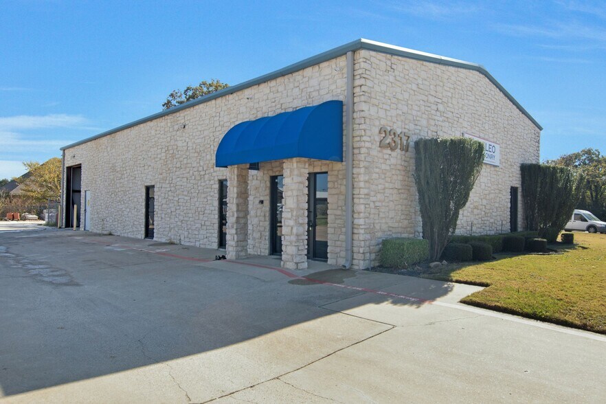 More Photos Of 2317 Michigan Ct, Arlington Showroom For Lease