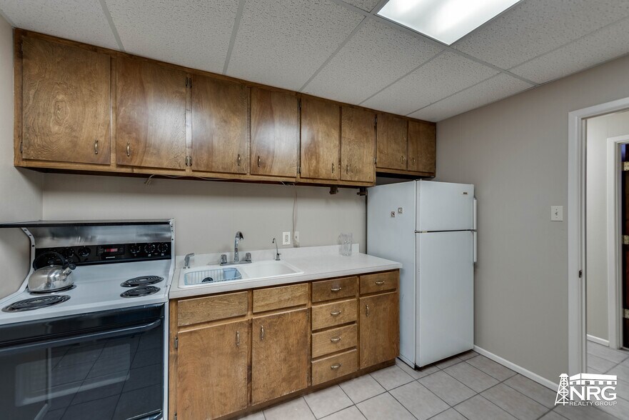 More Photos Of 800 S Meadow Ave, Odessa Warehouse For Sale